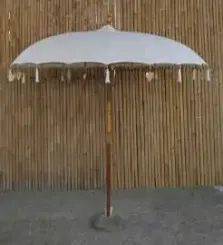 Bali-Schirm, cremefarben mit Metallmünzen und goldenen Herzen am Rand, ø 230 cm und 250cm Höhe 